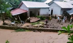 Banjir Melanda Kecamatan Pemenang, Kapolsek Terjunkan Personel Bantu Warga