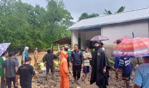 Banjir Melanda Kecamatan Pemenang, Kapolsek Terjunkan Personel Bantu Warga