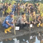 Kapolda NTB Bersama Danrem dan Pemerintah Lakukan Penanaman Mangrove di Sekotong Lobar