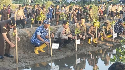 Kapolda NTB Bersama Danrem dan Pemerintah Lakukan Penanaman Mangrove di Sekotong Lobar