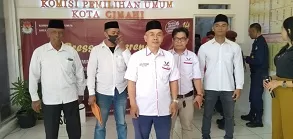 Ketua Partai Perindo Kota Cimahi Mengantarkan Bacalegnya ke KPU