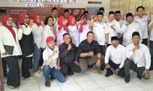 Ketua Partai Perindo Kota Cimahi Mengantarkan Bacalegnya ke KPU