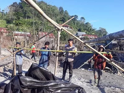 Pasca Kebakaran, Bhabinkamtibmas Tangkampulit Bantu Warga Bangun Tenda Darurat