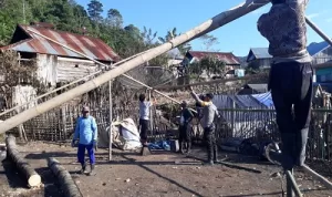 Pasca Kebakaran, Bhabinkamtibmas Tangkampulit Bantu Warga Bangun Tenda Darurat