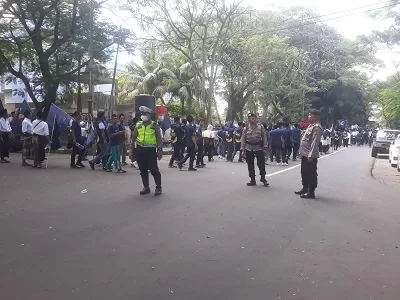 Polres Loteng Lakukan Pengawalan dan Pengamanan Pendaftaran Bacaleg di KPU