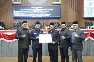 Rapat Paripurna Sampaikan Rekomendasi DPRD LKPJ 2022 Wali Kota Bandung