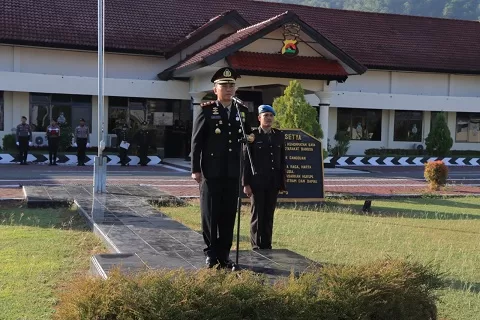 Kapolres Sumbawa Barat AKBP Yasmara Pimpinan Upacara Peringati Hari Lahir Pancasila 2023