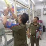 Patuhi Jam Operasional, Satpol PP Kota Cimahi Rutin Awasi Minimarket