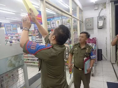 Patuhi Jam Operasional, Satpol PP Kota Cimahi Rutin Awasi Minimarket