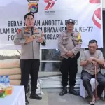 Sambut Hari Bhayangkara Ke 77, Warga Pagutan Terima Bansos Kapolda NTB