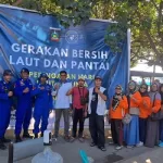 Satpolair Polres Loteng Bersama Masyarakat Bersih-Bersih Pantai Pelabuhan Awang