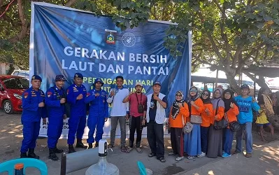 Satpolair Polres Loteng Bersama Masyarakat Bersih-Bersih Pantai Pelabuhan Awang