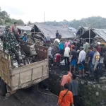 Sinergitas TNI-Polri, Bhabinkamtibmas Dan Babinsa Tangkampulit Gotong Royong Pasca Kebakaran