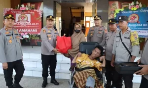 Wujud Peduli di Hari Bhayangkara, Polres Bima Kota Berbagi Kursi Roda dan Nutrisi pada Warga Disabilitas