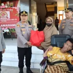 Wujud Peduli di Hari Bhayangkara, Polres Bima Kota Berbagi Kursi Roda dan Nutrisi pada Warga Disabilitas