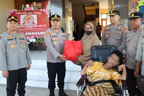 Wujud Peduli di Hari Bhayangkara, Polres Bima Kota Berbagi Kursi Roda dan Nutrisi pada Warga Disabilitas