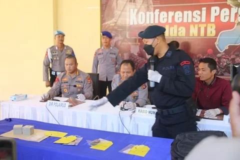 Bawa Ribuan Buah Detonator, Tersangka Ditangkap di Atas Kapal Penyebrangan Kayangan - Poto Tano