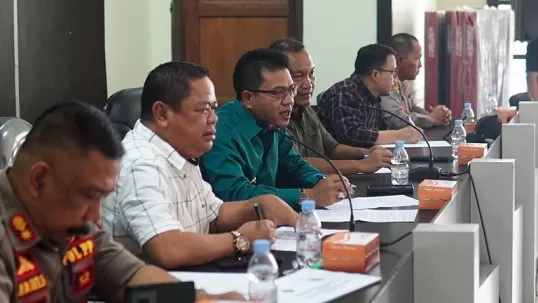 Bupati Bandung Bermusyawarah Dengan Perwakilan Para Pedagang Pasar Banjaran