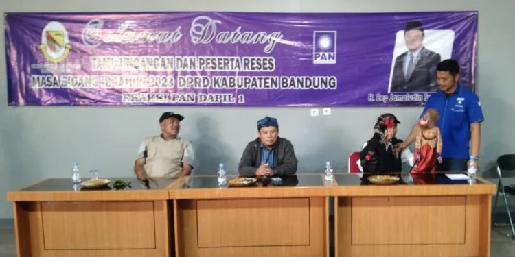 Kegiatan Reses Masa Sidang III, Anggota DPRD Saksikan Hiburan Rakyat Wayang Golek