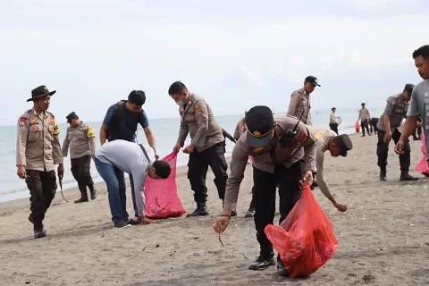 Peduli Lingkungan: Generasi Milenial Bersatu Bersihkan Pantai Cemare, Lombok Barat