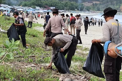 Peringati Hari Peduli Lingkungan Sedunia, Polres Loteng Bersama Jajaran Membersihkan Sampah Serentak