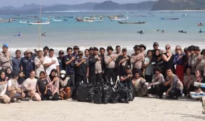 Peringati Hari Peduli Lingkungan Sedunia, Polres Loteng Bersama Jajaran Membersihkan Sampah Serentak