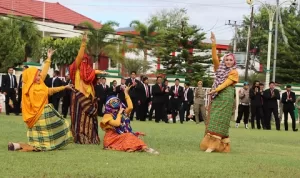 Tarian Kompelasi, Gendeng Beleq dan Perisaian Warnai Semarak Upacara HUT Bhayangkara Polres Bima Kota