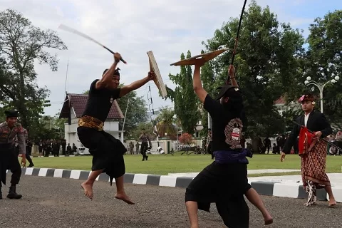 Tarian Kompelasi, Gendeng Beleq dan Perisaian Warnai Semarak Upacara HUT Bhayangkara Polres Bima Kota