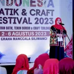 Banyak Barang Unik dan Khas Lina Marlina Buka Indonesia Batik & Craft Festival 2023