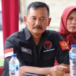 Wakil Ketua DPRD Kota Cimahi Purwanto (Bertopi) Melaksanakan Pengecoran Jalan