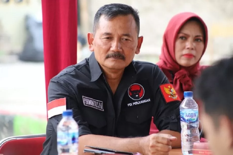 Wakil Ketua DPRD Kota Cimahi Purwanto (Bertopi) Melaksanakan Pengecoran Jalan