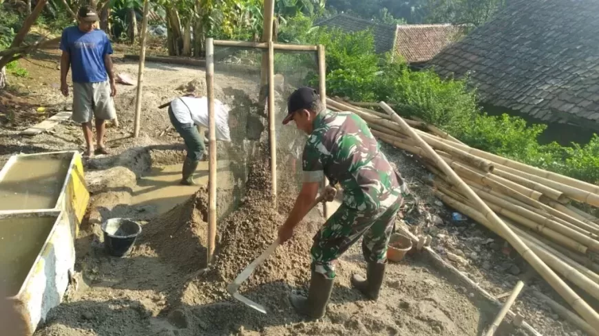 Sebagai Wujud Kepedulian Kepada Masyarakat, Babinsa Koramil 0102/Cadasari, Bantu Rehab Mushola