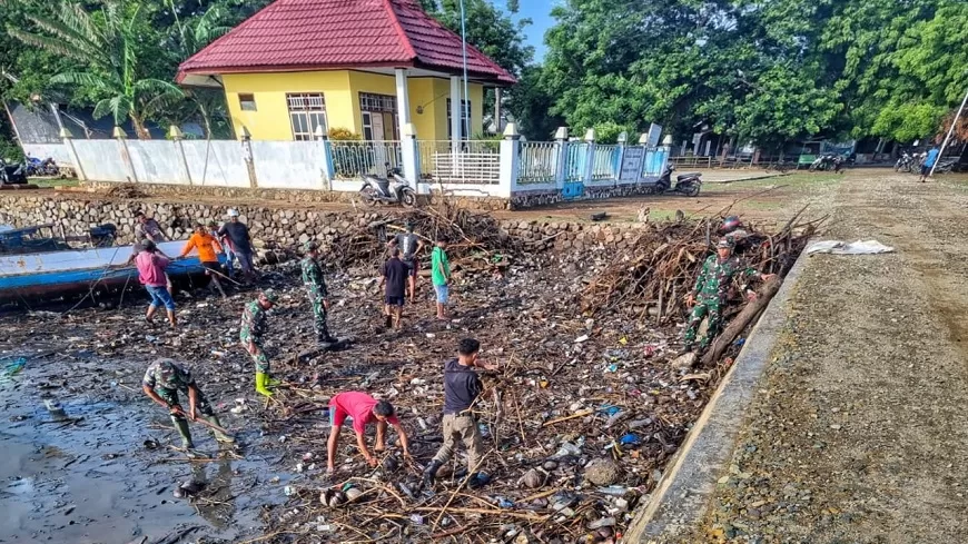 Karya Bhakti Koramil 1608-05/Donggo Bersihkan Sampah Sepanjang Pantai Bajo Soromandi