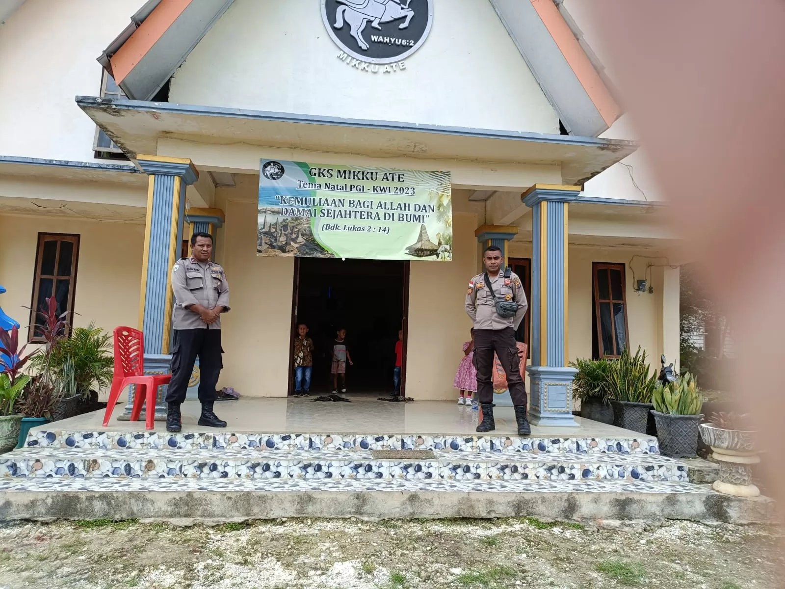 Anggota Polsek Wewewa Barat Laksanakan Pengamanan Ibadah Tahun Baru 2024 di Gereja GKS Mikku Ate