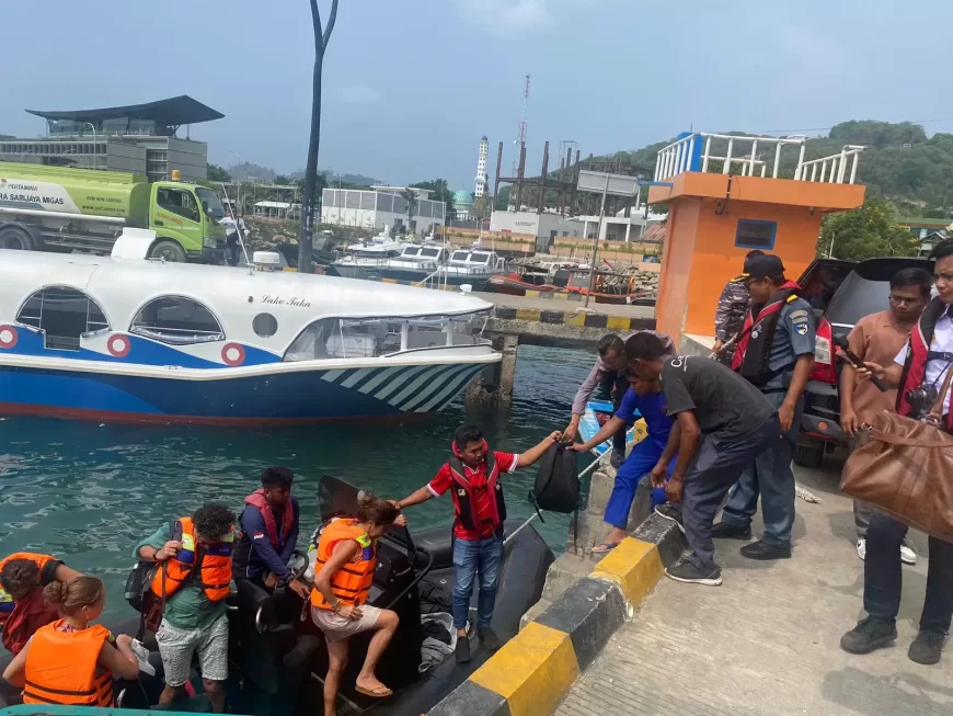 Kapal Karam Akibat Fenomena El Nino, 5 Orang Turis Asing Dievakuasi Tim SAR Gabungan