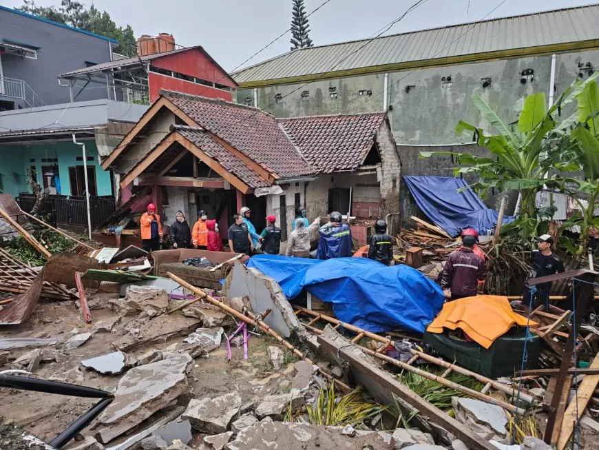 Dinsos Jabar-Kemensos Salurkan Bantuan Logistik untuk Warga Terdampak Banjir Bandang Cimahi