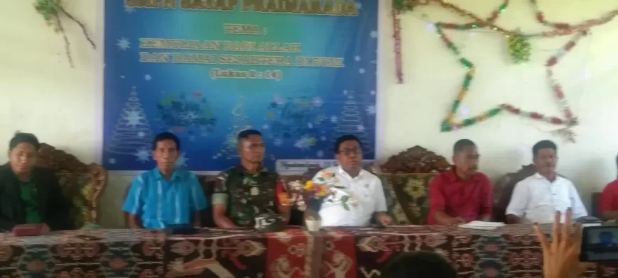 Babinsa Koramil Lewa Hadiri Perayaan Natal Bersama Di Desa Binaannya,