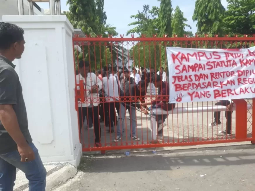 Tolak Pembukaan Penyegelan Kampus, Satu Anggota BEM UNSWA Bima Diamankan Polisi Tolak Pembukaan Penyegelan Kampus, Satu Anggota BEM UNSWA Bima Diamankan Polisi