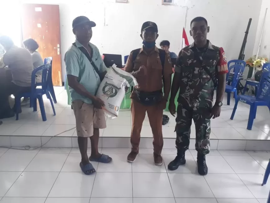 Babinsa Koramil 05/Kota Waingapu Laksanakan Pendampingan Pembagian Bantuan Beras Tahap 2 Tahun 2023. Babinsa Koramil 05/Kota Waingapu Laksanakan Pendampingan Pembagian Bantuan Beras Tahap 2 Tahun 2023.