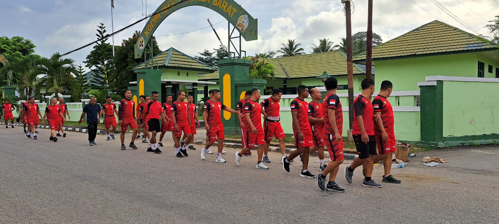 Jaga Kebugaran Tubuh, Anggota Kodim 1613/Sumba Barat Rutin Laksanakan Olahraga Bersama
