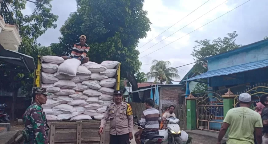 Bhabinkamtibmas Polsek Woha dan Babinsa Kawal Distribusi Pupuk di Desa Risa