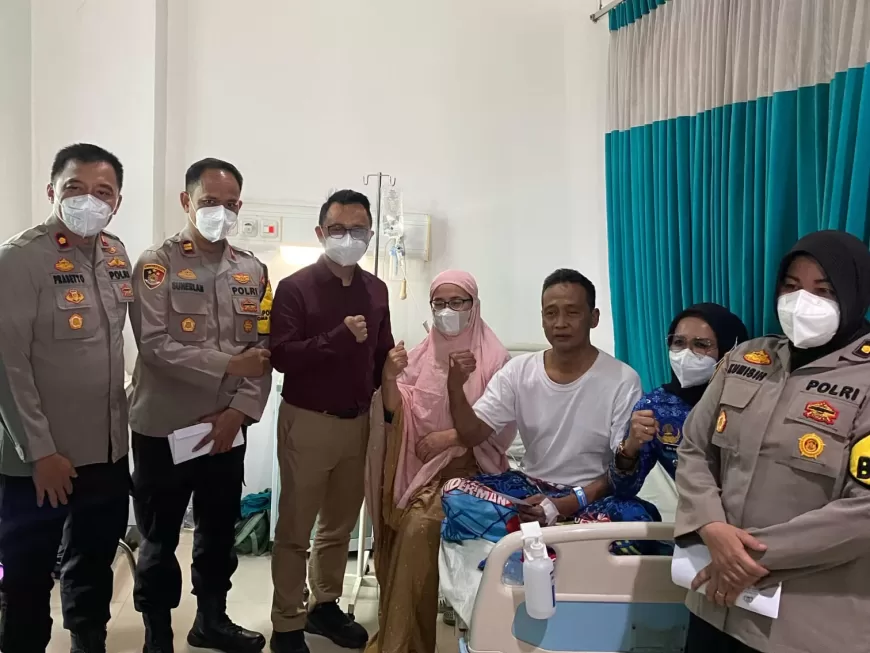 Waka Polres Karawang Bersama Kapolsek Kotabaru Berikan Tali Asih Kepada Pasien RS Izza Cikampek