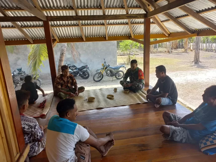 Komsos Bersama Masyarakat, Babinsa Ajak Warga Jaga Kamtibmas Jelang Pesta Demokrasi
