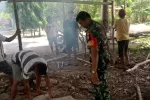 Demi Keamanan Wilayah Binaan, Babinsa Koramil 05/Kota Waingapu Kerja Bhakti Membuat Pos Kamling