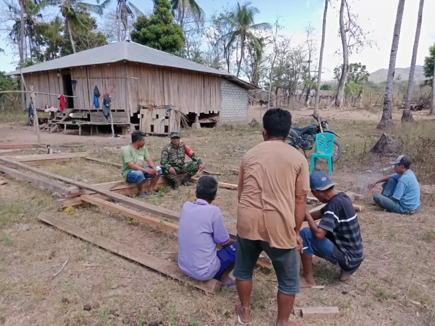 Babinsa Koramil 06/Karera Bantu Pasang Material Kayu Pembangunan Rumah Warga Babinsa Koramil 06/Karera Bantu Pasang Material Kayu Pembangunan Rumah Warga