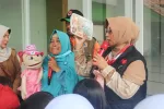 Layanan Trauma Healing, Bunda Literasi dan Pendongeng Ajak Anak-anak Korban Banjir Bermain Games dan Bernyanyi