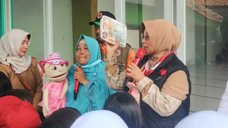 Layanan Trauma Healing, Bunda Literasi dan Pendongeng Ajak Anak-anak Korban Banjir Bermain Games dan Bernyanyi