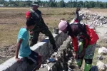 Babinsa Koramil 02/Rindi Umalulu Bersama Warga Gotong Royong Bangun Irigasi Untuk Sawah