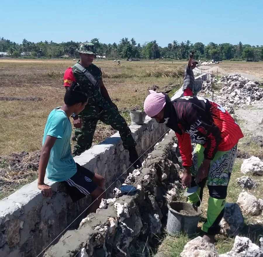 Babinsa Koramil 02/Rindi Umalulu Bersama Warga Gotong Royong Bangun Irigasi Untuk Sawah Babinsa Koramil 02/Rindi Umalulu Bersama Warga Gotong Royong Bangun Irigasi Untuk Sawah
