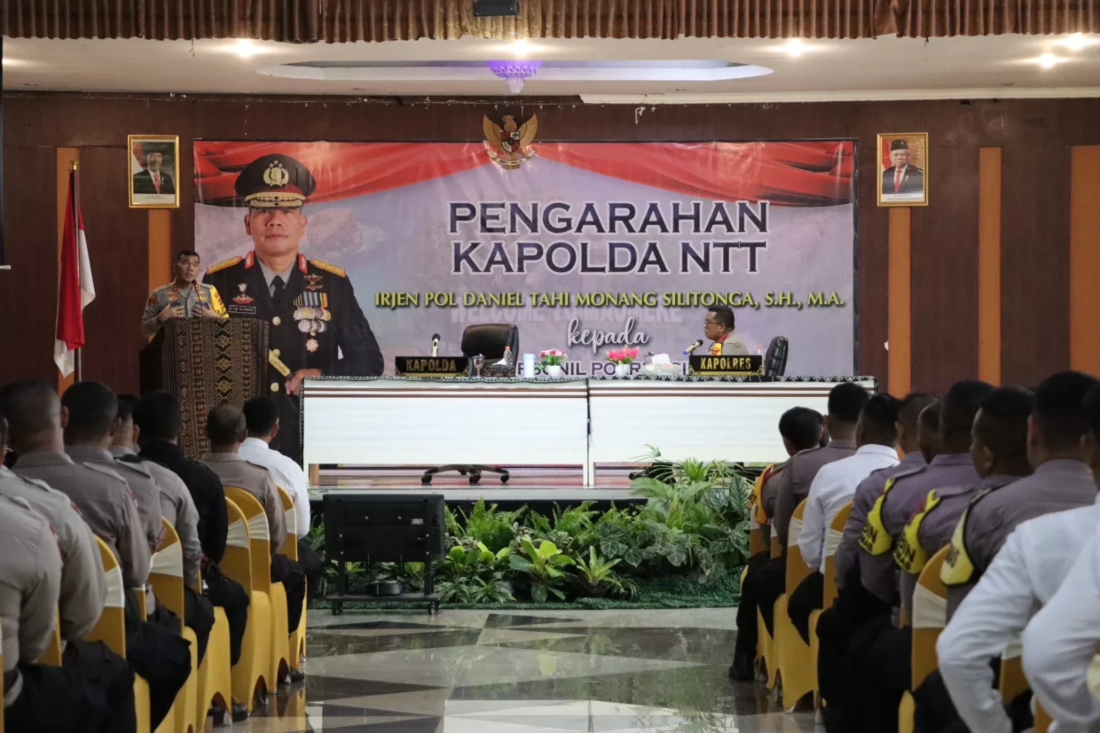 Kapolda NTT Berikan Arahan Inspiratif dan Serahkan Tali Asih kepada Anggotanya di Sikka